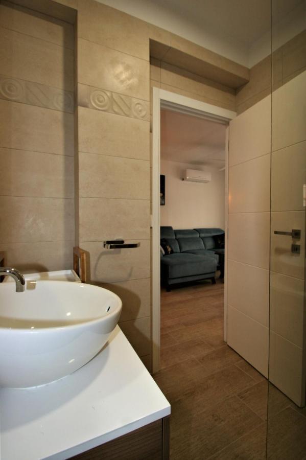 Marina Apartament Торевиеха Екстериор снимка